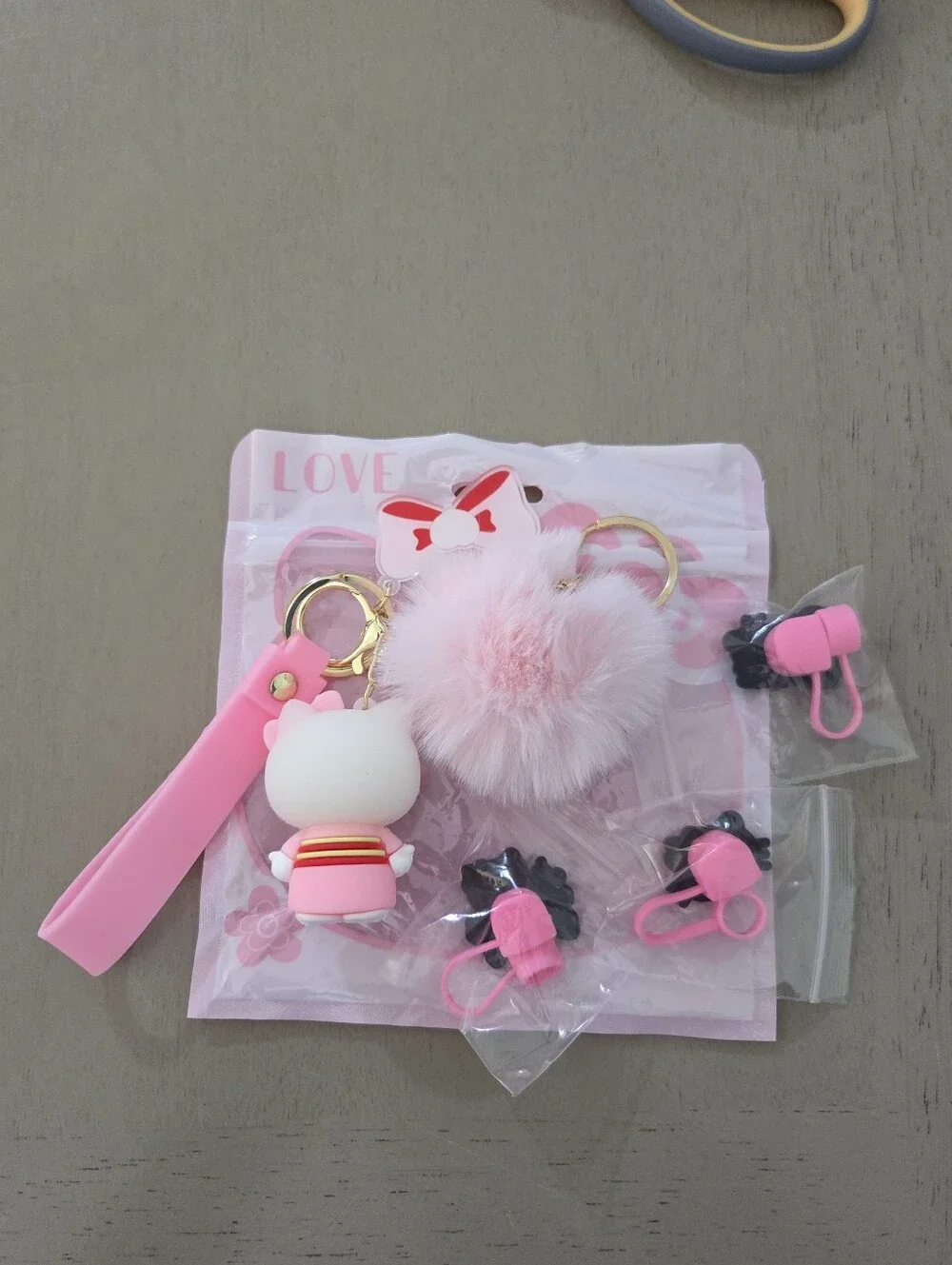 🎀 Super cute and kawaii Hello Kitty 4-Piece Pink Accessory Gift Bundle! 🎀 NEW